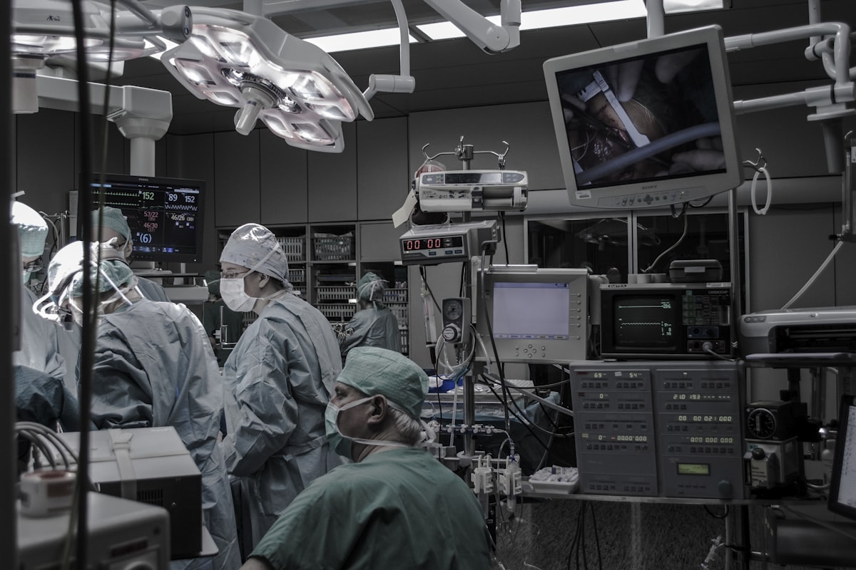Hospital audit team reviewing AI導入データ